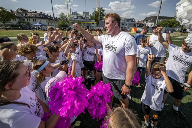 Der NFL-Profi Bernhard Raimann sorgte beim Football- und Cheerleading-Camp in Simmering für Begeisterung.   | Foto: Hannes Jirgal/Indianapolis Colts/Vienna Vikings