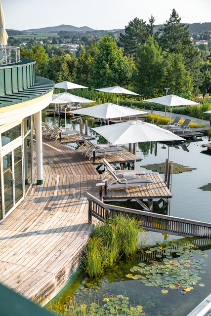 Der Bio-Naturbadeteich mit 1.200 m² Wasserfläche ist die perfekte Oase an heißen Sommertagen und sorgt für Abkühlung und Sommerfeeling. | Foto: AVITA Therme & Resort