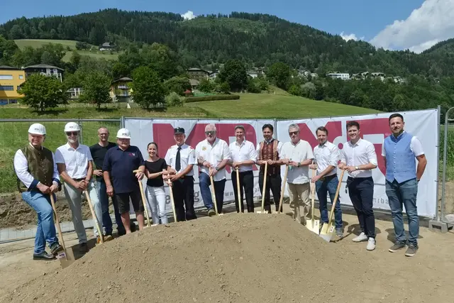 Spatenstich in St. Urban: Bernhard Unterköfler, BM Michael Janesch (Fa. M&amp;R Bau), Pfarrer Robert Wurzer, Ehrenkommandant der FF St. Urban Hans-Peter Mandl, Amtsleiterin Petra Morak, Kommandant der FF St. Urban Walter Winkler, Vizebürgermeister Wilhelm Stich, Landeshauptmann Daniel Fellner, Bürgermeister Dietmar Rauter, Architekt Ernst Roth, 2. Vizebürgermeister Otto Rauter, Gemeindevorstand Maximilian Kogler, Bauamtsleiter Jürgen Bleikolb (v.l.) | Foto: Kärnten Pictures – Ingolf Wachs