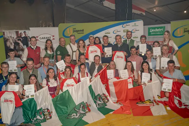 Die Starter für die Europameisterschaft in Südtirol: Michael Wallaberger (zweite Reihe 4. v.l.) und Lisa Schoibl (erste Reihe 4. v. r.) sind für den Bezirk Ried dabei. | Foto: Landjugend OÖ