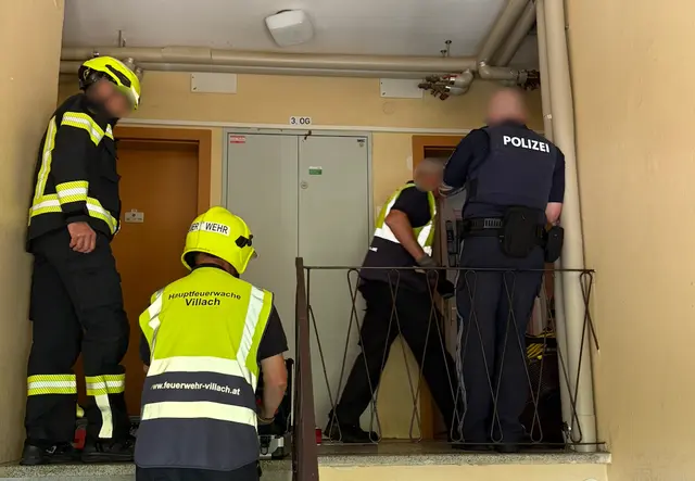 Ein 58-jähriger bewusstloser Mann wurde aus seiner verrauchten Wohnung geborgen. | Foto: HFW Villach