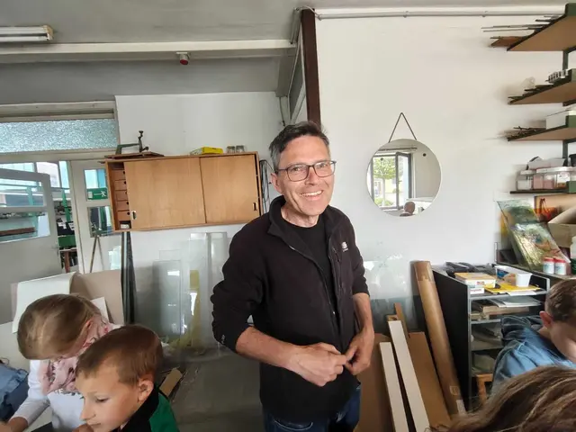 Die Mädchen und Buben der zweiten Klasse der Volksschule Arbing fertigten mit ihrem Lehrer Johann Hunstorfer Glasbilder nach dem Vorbild des berühmten Künstlers Piet Mondrian an. | Foto: Hunstorfer
