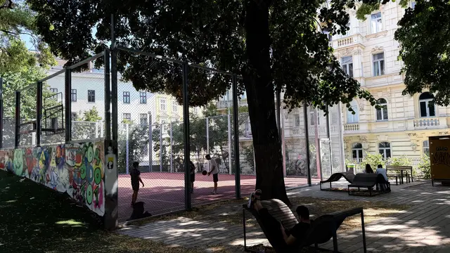 Der Ballspielplatz im Esterhazypark zeigt sich nach der abgeschlossenen Sanierung in neuem Glanz.  | Foto: Pia Rotter/MeinBezirk