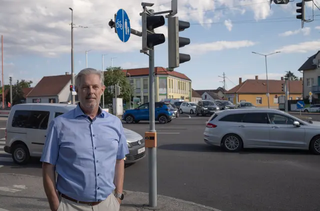 Günther Kautz vor der Ritterkreuzung. Selbst außerhalb der Schulzeit rollt hier mächtig viel Blech. | Foto: Santrucek