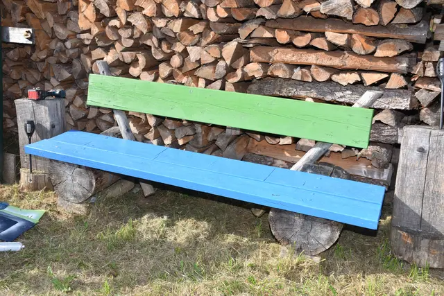 StoP Gewalt Parkbänke in Pabneukirchen neu besprüht und eine vierte Bank aufgestellt.  | Foto: Zinterhof