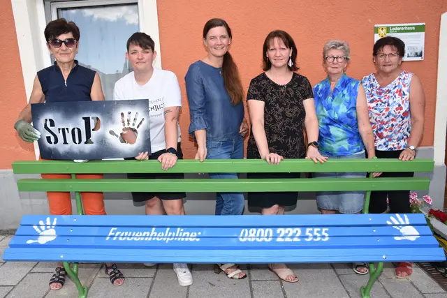 StoP Gewalt Parkbänke in Pabneukirchen neu besprüht und eine vierte Bank aufgestellt.  | Foto: Zinterhof