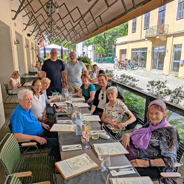 Ein großes Dankeschön sagte Stadtrat Stephan Schimanowa mit den Lehrkräften Markus Tobischek und Silvia Krumpholz-Pichler (Mitte, von links) an die Zeitzeugen, die den Schülern des Gymnasiums Keimgasse aus ihrem Leben mit Flucht, Ausgrenzung und Verfolgung erzählten. | Foto: Stadtgemeinde Mödling