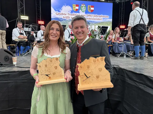 Auch Bezirkshauptfrau Claudia Egger und Landehauptmann Daniel Fellner freuten sich über das Jubiläum. | Foto: MeinBezirk.at/Gernot Gronald
