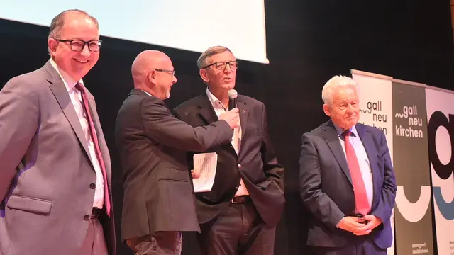 Von links: Landesrat Martin Wikller, Moderator, Bgm a. D. Walter Böck, LH a.D. Josef Pühringer | Foto: Stadtgemeinde