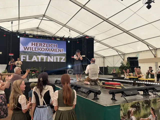 Romantischer Höhepunkt des Tages: Ein Heiratsantrag mitten im Festzelt.  | Foto: MeinBezirk.at/Astrid Siebert