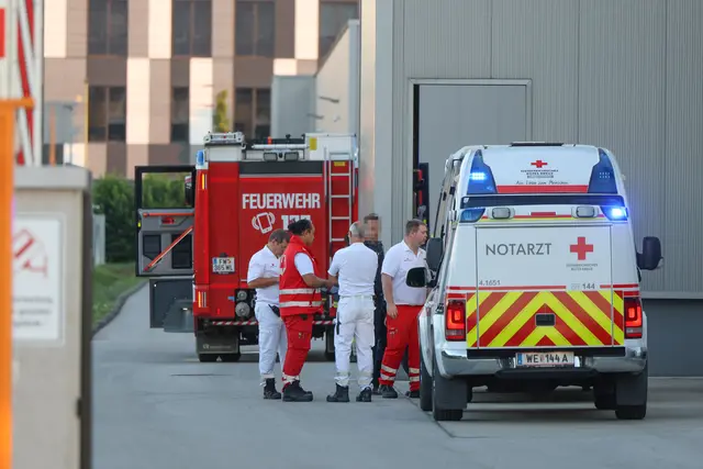 Eine Person wurde in der Großbäckerei von Resch&amp;Frisch in Gunskirchen so eingeklemmt, dass Feuerwehr und Notarzt anrücken mussten.