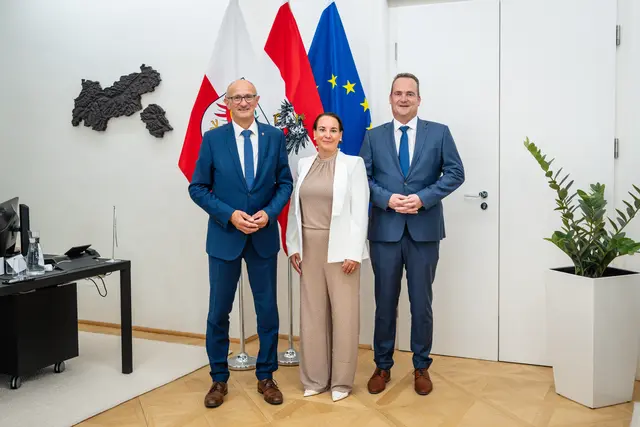 Landeshauptmann Anton Mattle begrüßte den Ministerpräsidenten der Deutschsprachigen Gemeinschaft Belgiens, Oliver Paasch, sowie die ostbelgische Ministerin Lydia Klinkenberg zu einem Arbeitsbesuch im Innsbrucker Landhaus. | Foto: Land Tirol/Fitsch