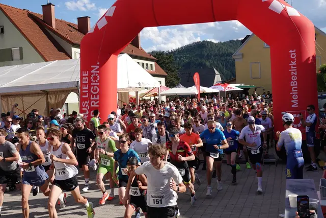 Der Massenstart der erwachsenen Teilnehmerinnen und Teilnehmer war nicht nur beeindruckend, sondern fand auch ohne Zwischenfälle statt. | Foto: MeinBezirk.at/Blinzer