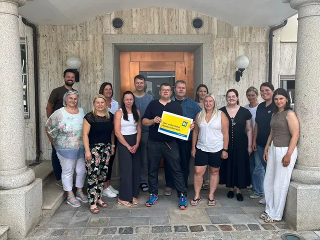 Teilnehmerinnen und Teilnehmer des Workshops „Cybersicherheit und Prävention“ in Ernsthofen: Gemeindemitarbeiterinnen und -mitarbeiter gemeinsam mit Kleinregionsobmann Bürgermeister Michael Strasser von der Kleinregion Mostviertel Ursprung sowie Bernhard Prokop von digital.zeug  | Foto: Gemeinde Ernsthofen
