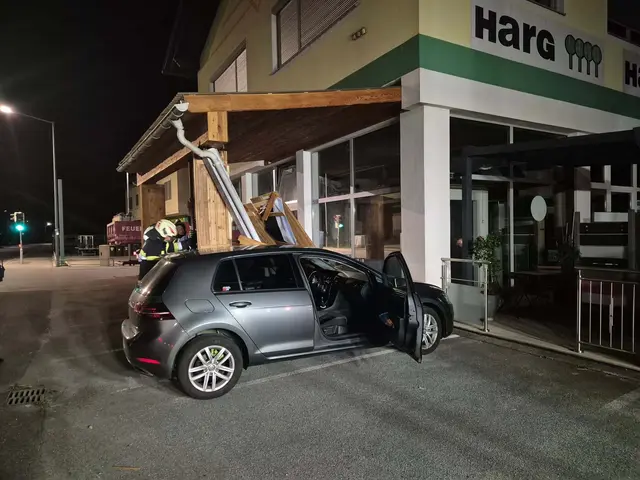 In der Nacht auf Sonntag krachte ein Fahrzeug gegen ein Betriebsgebäude in Voitsberg. | Foto: FF Voitsberg