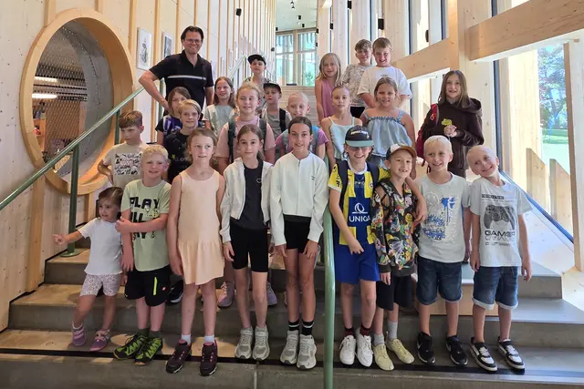 Bürgermeister Bernhard Heinl (links hinten) mit den teilnehmenden Kindern im KinderKunstLabor | Foto: Marktgemeinde Michelhausen