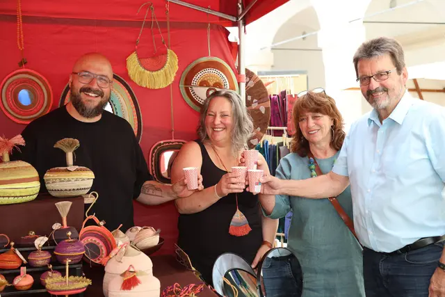 Organisatorin Gerda Kohlmayr und Bürgermeister Gerhard Lentschig besuchten auch den Stand von Michael und Daniela Gauder. | Foto: Kohlmayr