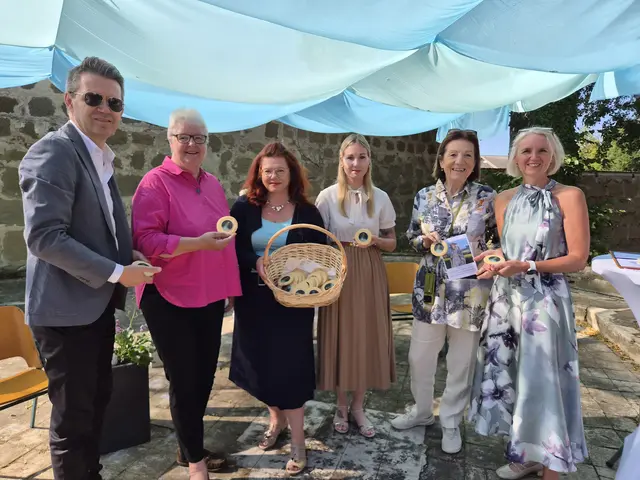 Georg Schürz (Geschäftsführer Lebenswert Guter Hirte gemeinnützige GmbH), Provinzleiterin Schwester Beatrix Lewe, Katrin Blauensteiner-Vuketich (BBS/BASOP), Lisa Winter (Europa-VS), Christine Hödlmayr-Gammer (Obfrau Schulverein Eurogym) und Verena Schuster-Schedlberger (Eurogym). | Foto: BBS/BASOP