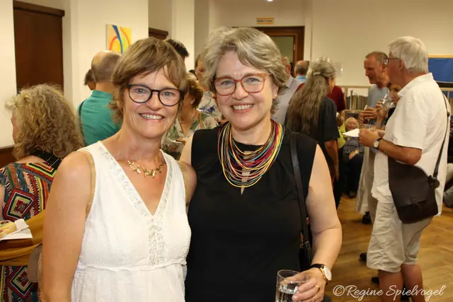 Christine Kickert und Birgitta Hadatsch-Metz labten sich in der Pause am beliebten Buffet.