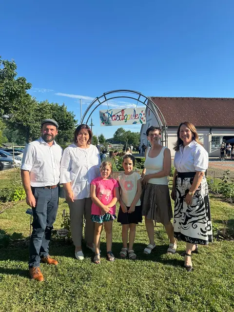 Vizebürgermeister Gerhard Krainer, Schulqualitätsmanagerin Agnes Totter, Lehrerin Sabine Macher und Direktorin Martina Salchinger (v. l.) auf dm Schulfest in Edelsbach