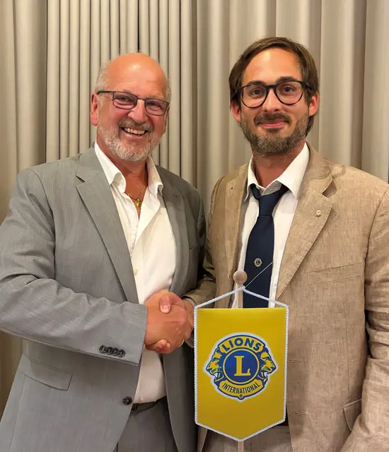 Christian Happacher (re.) übernimmt die Lions-Club-Präsidentschaft in Wörgl von Alois Widmoser.  | Foto: Lions Club Wörgl