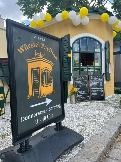 Der Würstelpavillon Am Platz 9 in Hietzing ist seit Anfang Juli geöffnet.  | Foto: Patricia Pölzl/MeinBezirk