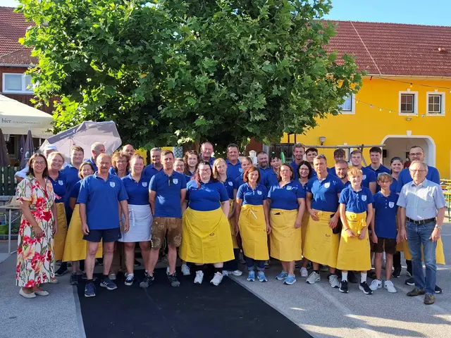 Vizebürgermeisterin Elfi Aigner (links) und Bürgermeister Wolfgang Klinger (recht) mit dem Team der Blauen Sommernacht. | Foto: FPÖ Gaspoltshofen