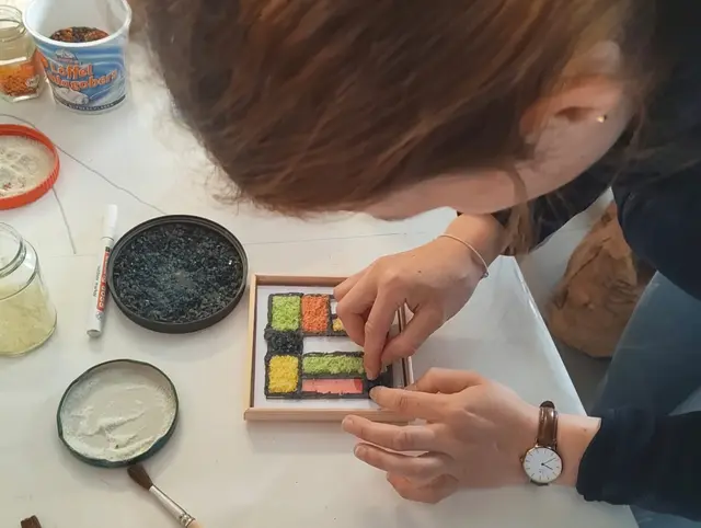 Die Mädchen und Buben der zweiten Klasse der Volksschule Arbing fertigten mit ihrem Lehrer Johann Hunstorfer Glasbilder nach dem Vorbild des berühmten Künstlers Piet Mondrian an. | Foto: Hunstorfer