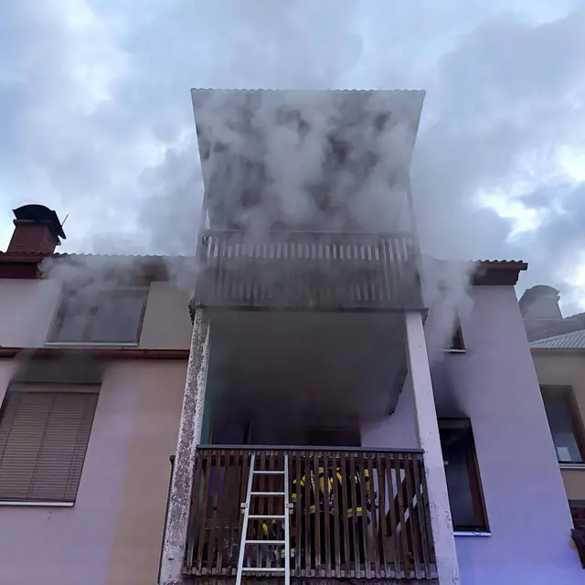 Beim Eintreffen der ersten Einsatzkräfte drang bereits dichter Rauch aus der betroffenen Wohnung im ersten Obergeschoss. | Foto: FF-Mautern/Stefan Riemelmoser