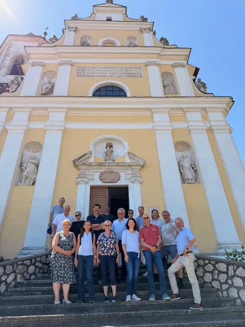 Eine Gästegruppe des Weinguts Dürnberg besuchte gemeinsam mit Landtagspräsident Karl Wilfing die Pfarrkirche Falkenstein und erkundete auch deren markanten Kirchturm. | Foto: LT-Direktion Nö / Schultes