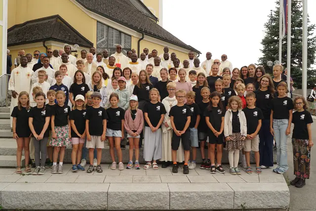 Gruppenfoto mit den St. Martiner Ministranten | Foto: FRITZ Manfred