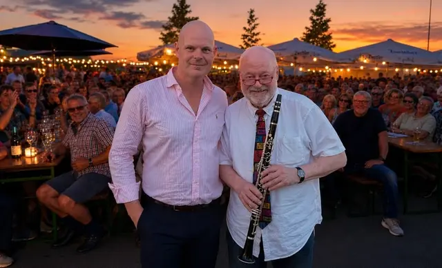 Günther Gastecker und Bandleader Wolfgang Friedrich vor den vielen Gästen. | Foto: Markus Kahrer