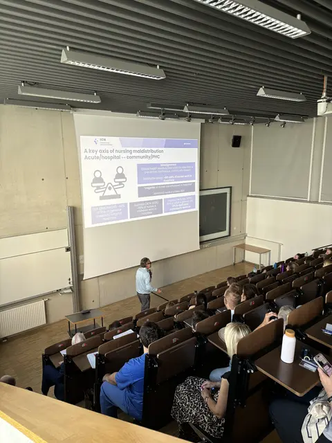 Pflegeexperte Howard Catton (links), CEO des International Council of Nurses (ICN) hielt einen Gastvortrag an der PMU Salzburg. | Foto: Lisa Gold