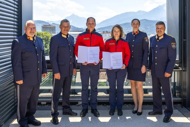 Bildunterschrift:
 Bei der Übergabe der Bestellungsdekrete: Einsatzabteilungsleiter Oberst Erich Lettenbichler, Landespolizeidirektor Helmut Tomac, der neue Landesausbildungsleiter der Tiroler Alpinpolizei Daniel Kölli, die neue Leiterin der Alpinen Einsatzgruppe Innsbruck Verena Egartner, Hauptmann Christina Prantner vom Bezirkspolizeikommando Innsbruck sowie GenMjr Johannes Strobl, Leiter des Geschäftsbereiches Strategie und Einsatz (v. l.). | Foto: LPD Tirol, Stephan Huter