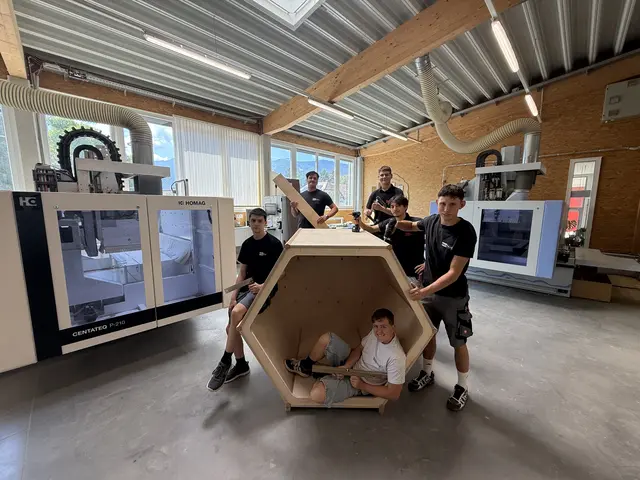 Nachwuchsförderung mit Zukunft:: Bei Kreateam lernen junge Menschen, wie aus Holz mit Kreativität, Know-how und modernster Technik einzigartige Werkstücke entstehen. | Foto: Kreateam