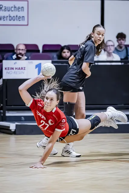 Voller Einsatz beim Internationalen Schmelz-Jugendhandballturnier (im Bild Mädchenfinalspiel 2025) ist garantiert: Heuer haben mehr als 50 Burschen- und Mädchenteams für das Turnier von 28. bis 30. August ihre Nennung abgegeben.  | Foto: WAT Fünfhaus/Roman Stoiber