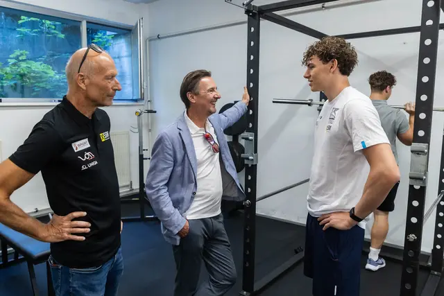 Mit der neuen Kraftkammer steht weiteren Erfolgen in der Zukunft nichts mehr im Weg. Im Bild v.l.n.r.: Thomas Wörz (Geschäftsführer und Sportliche Leitung des Salzburger Schulsportmodells), Landesrat Martin Zauner und Laurin Korber-Perner.  | Foto: Land Salzburg/Neumayr/Hofer