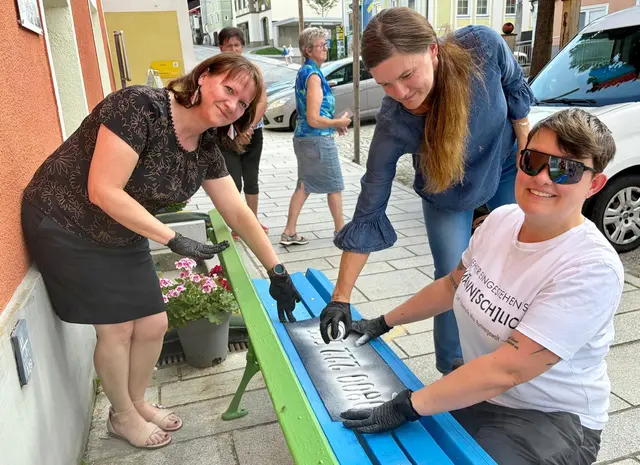 StoP Gewalt Parkbänke in Pabneukirchen neu besprüht und eine vierte Bank aufgestellt.  | Foto: Hochgatterer