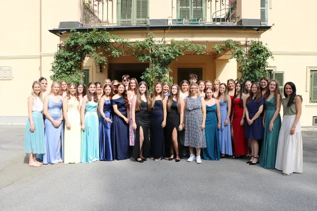 Der 3. Jahrgang feierte gemeinsam mit Familien, Lehrkräften und Ehrengästen den erfolgreichen Abschluss. | Foto: Schloss Stein