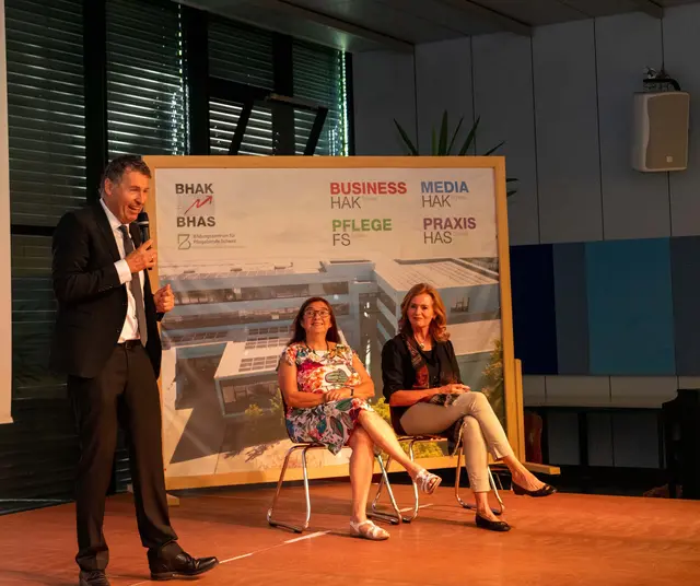 vlnr: Direktor Friedrich Hellmayr, Pensionistinnen Andrea Horky, Isabella Überegger
