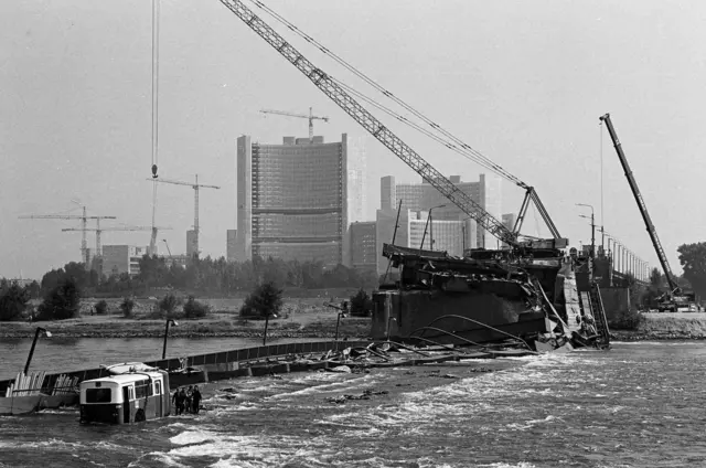 Ein Bus der Wiener Verkehrsbetriebe fiel beim Einsturz der Reichsbrücke in die Tiefe. | Foto: Bundesheer