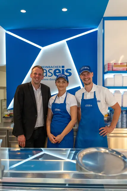 Raiffeisen-Bankstellenleiter Thomas Riel, Firmenkundenbetreuerin Ana Brasnic und „daseis“-Inhaber Alexander Reinbacher. | Foto: RRB Mödling