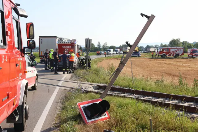Ein Auto krachte am Dienstagmorgen beim Bahnübergang in Scharten in das Lichtsignal. | Foto: laumat/Matthias Lauber