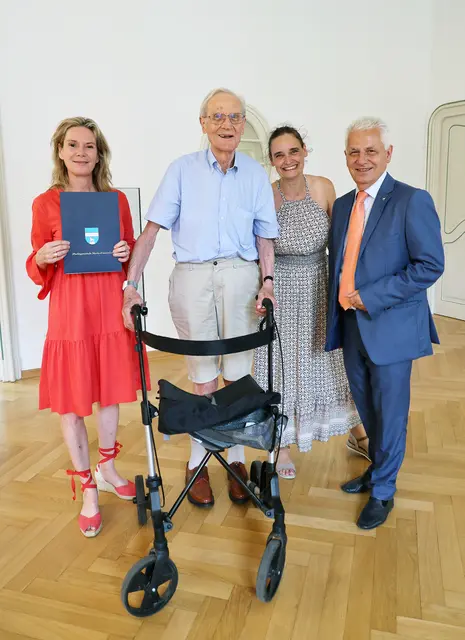 Herzlichen Glückwunsch zum 90. Geburtstag! Karl Leiss wurde im Beisein seiner Tochter gefeiert. | Foto: Marktgemeinde Maria Enzersdorf