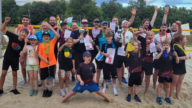 Die Gewinnerinnen und Gewinner des Beach Open jubelten. | Foto: Badminton Club St. Pölten