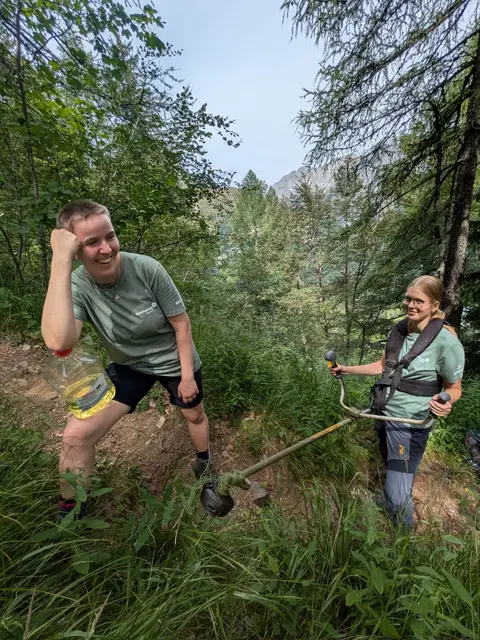 Mähen am Wegrand  | Foto: Meusburger