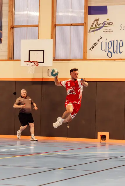 Der Ball darf von den Spielerinnen und Spielern nie mit den Füßen oder den Unterschenkeln gespielt werden.  | Foto: pexels / Bechir Lachiheb