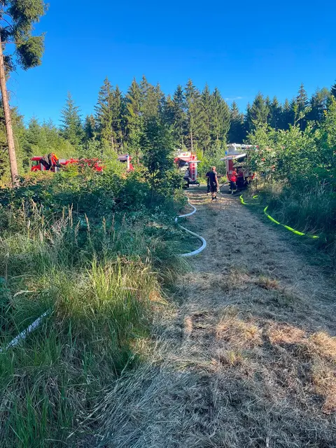 Der aufkommende Wind erschwert die Nachlöscharbeiten und erhöht die Gefahr eines erneuten Aufflammens des Brandes. | Foto: Feuerwehren