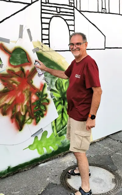 Kurt Schneider gestaltet die Fassade mit Spraytechnik. | Foto: Josef Messirek