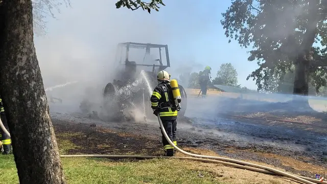Der Traktor brannte vollständig aus. | Foto: FF Haslach